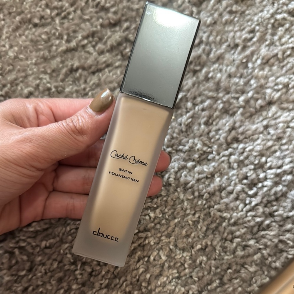 Cache Crème Satin Foundation - Cream (new but w/out box)